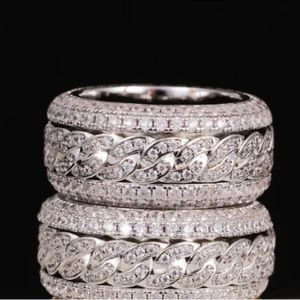 Men wedding ring . Never worn .